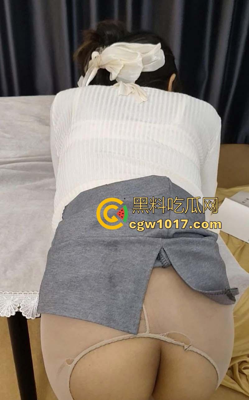 妈妈悄悄的钻进桌子下辅导着我做作业，边口交边督促我认真写着，童年的幻想已成现实！  第7张