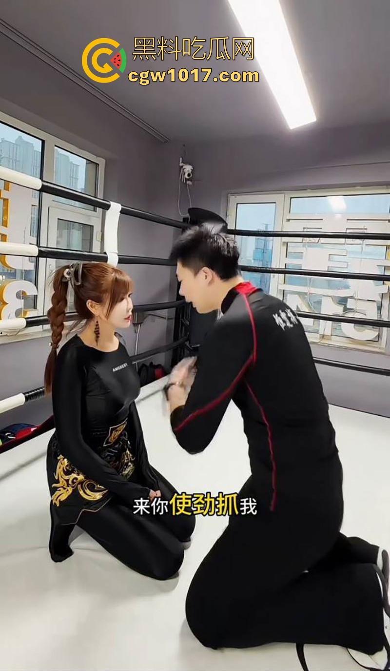 快手熟女网红【琨琨姐姐】裸聊视频曝光，气质人妻一对一裸聊，豹纹黑丝揉奶抠逼，极品熟女就是懂你！  第4张