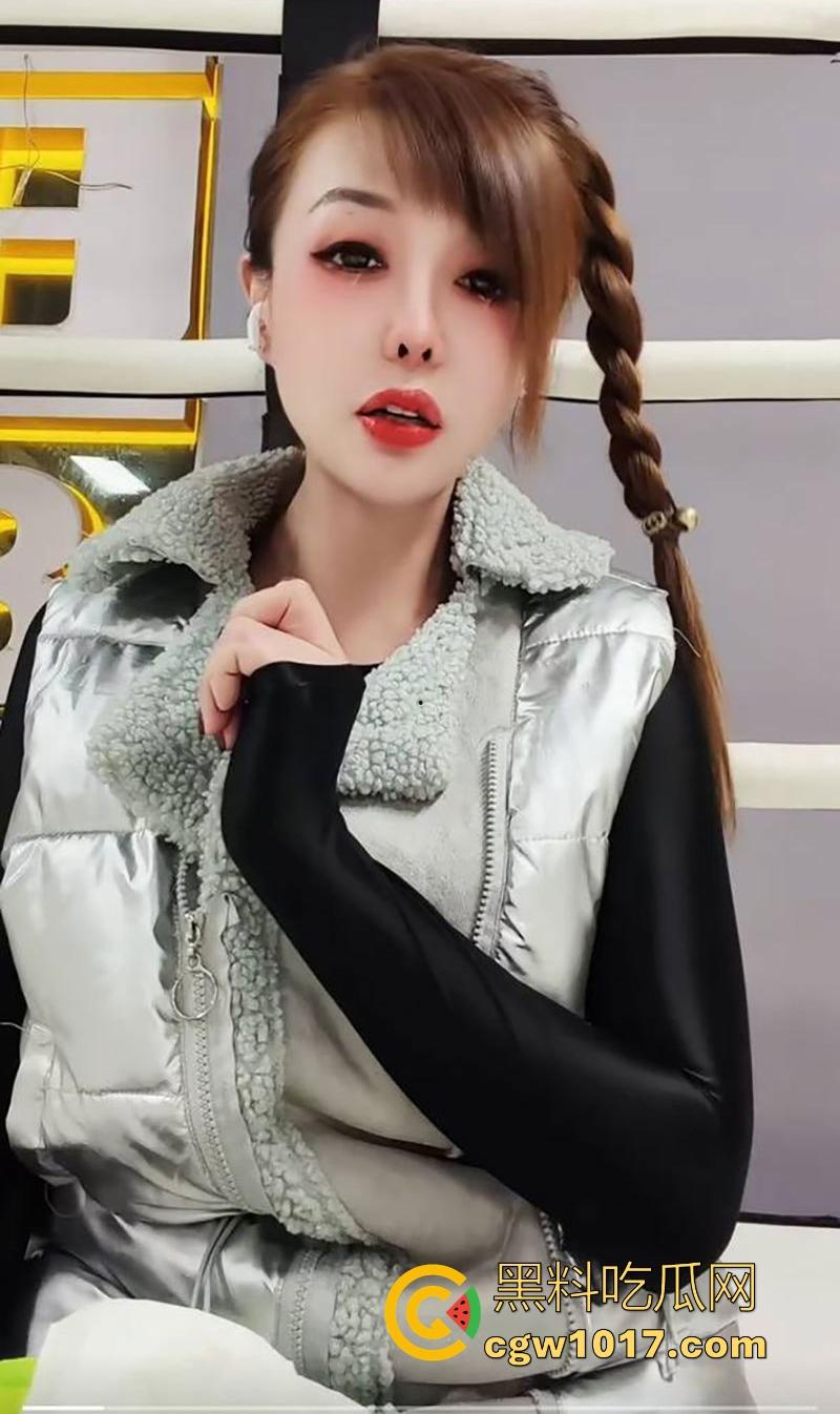 快手熟女网红【琨琨姐姐】裸聊视频曝光，气质人妻一对一裸聊，豹纹黑丝揉奶抠逼，极品熟女就是懂你！  第7张