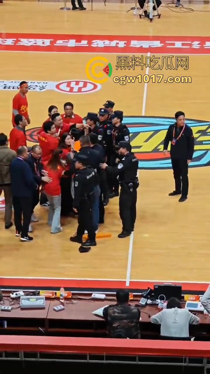 浙BA篮球联赛爆发大冲突！绍兴球队输不起，打完后还要打球员，真应了那句话，喝绍兴黄酒，打各地朋友！  第6张