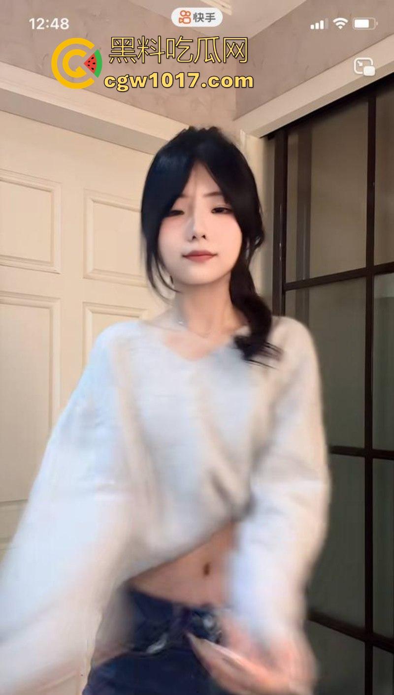 快手可爱网红【酱酱】榜一福利私拍流出，重金下的骚逼模样，吊带白丝紧裹美腿，扭腰摆臀骚舞，很诱惑！  第3张