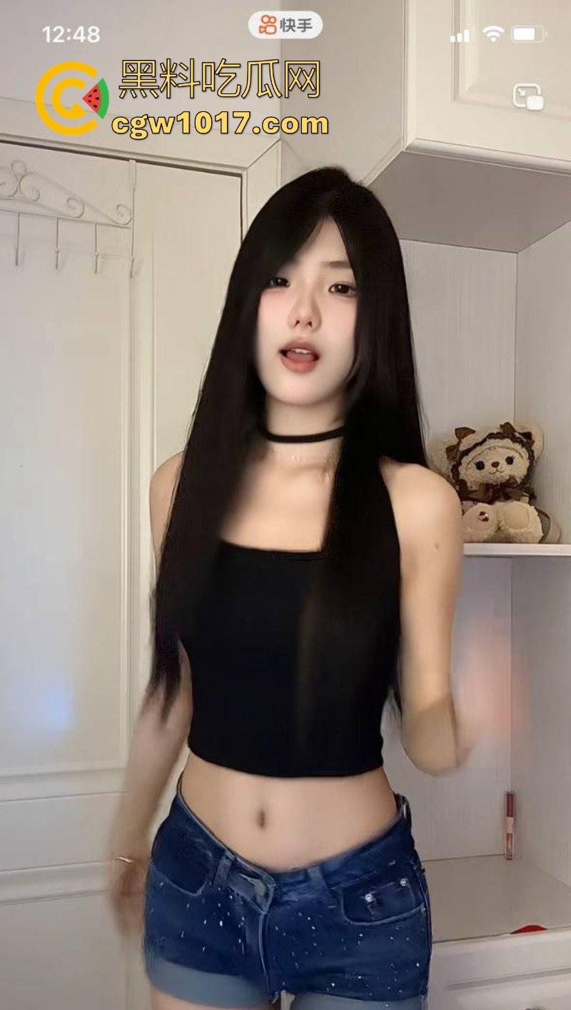 快手可爱网红【酱酱】榜一福利私拍流出，重金下的骚逼模样，吊带白丝紧裹美腿，扭腰摆臀骚舞，很诱惑！  第5张