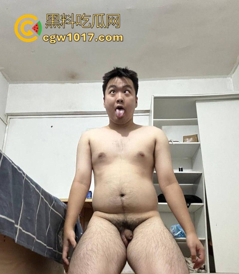 湖北大学知行学院屎王【邓俊帆】调教视频曝光！全身裸漏露茎，尿液浇头跪地吃屎，这下彻底出名了呀！  第11张