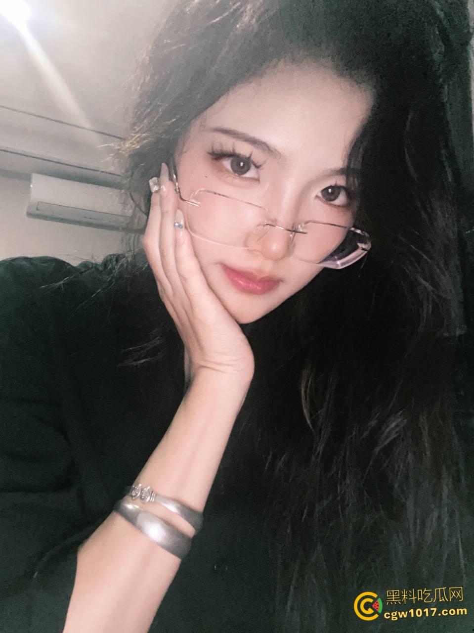 南昌御姐母狗【孙晓晴】，骚浪小母狗酒吧到处约炮，饥渴舔屌露脸挨操，蒙眼女上疯狂榨精，反差骚样堪称极品！  第1张