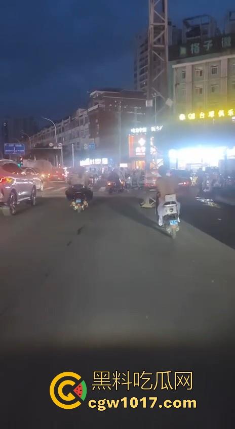 这难道又是主人的新任务吗？男子全身赤裸淡定开电瓶，横穿闹市区丝毫不慌，不是哥真这么猛啊！  第1张