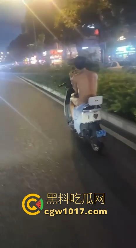 这难道又是主人的新任务吗？男子全身赤裸淡定开电瓶，横穿闹市区丝毫不慌，不是哥真这么猛啊！  第5张