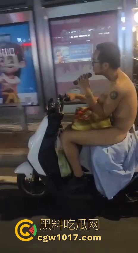 这难道又是主人的新任务吗？男子全身赤裸淡定开电瓶，横穿闹市区丝毫不慌，不是哥真这么猛啊！  第9张