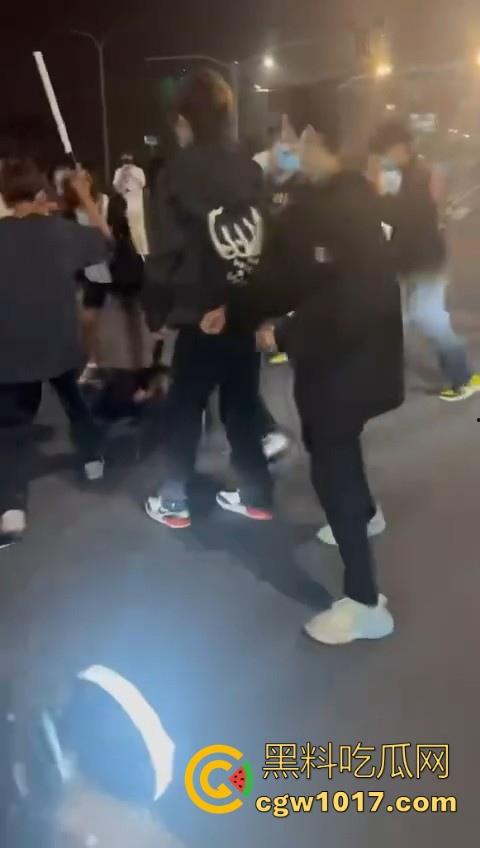 精神小伙街头围殴，骑着鬼火拿着铁棍上来抡，打得满身是学，年轻人打人真的没轻没重的！  第1张
