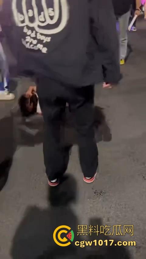 精神小伙街头围殴，骑着鬼火拿着铁棍上来抡，打得满身是学，年轻人打人真的没轻没重的！  第4张