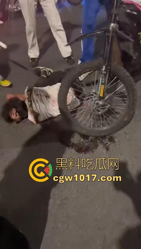 精神小伙街头围殴，骑着鬼火拿着铁棍上来抡，打得满身是学，年轻人打人真的没轻没重的！  第7张