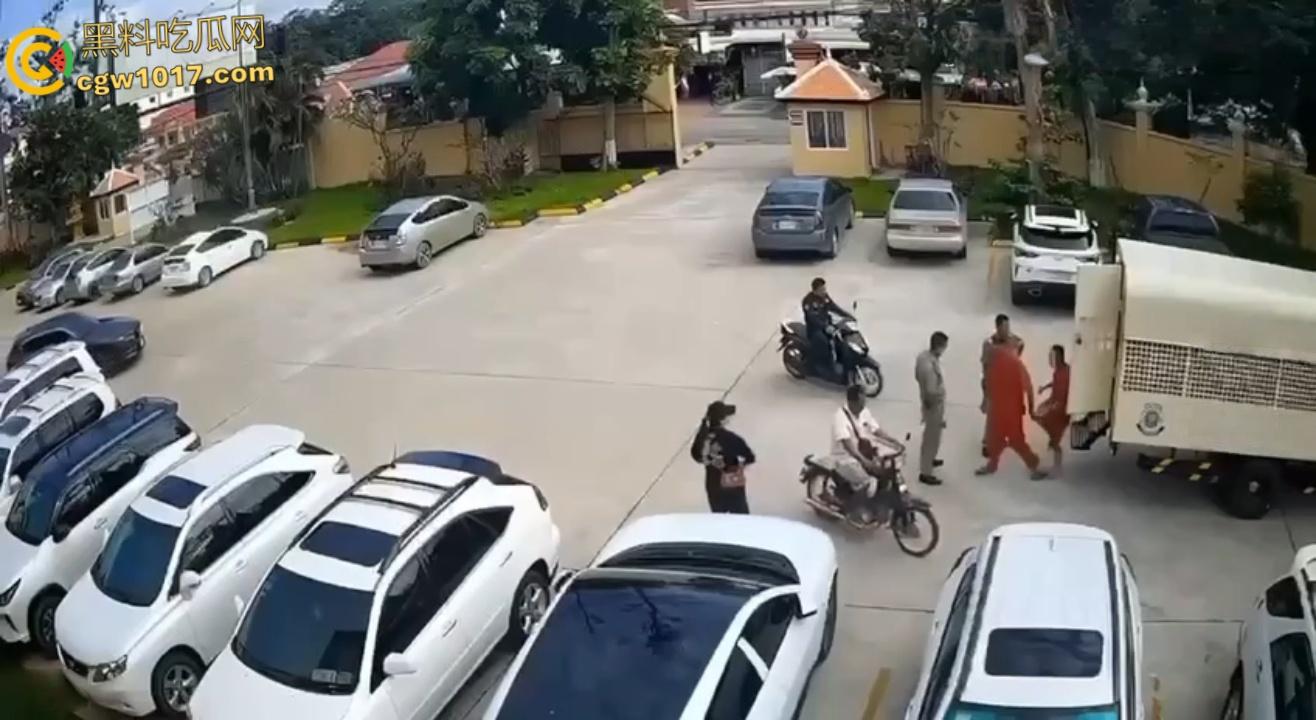 柬埔寨劫法场,黑衣大嫂一人一枪为爱冲锋,递枪救走6名同伴,现在每个大哥心中都有一个越南大嫂梦 ! 第1张 柬埔寨劫法场,黑衣大嫂一人一枪为爱冲锋,递枪救走6名同伴,现在每个大哥心中都有一个越南大嫂梦 ! 第1张