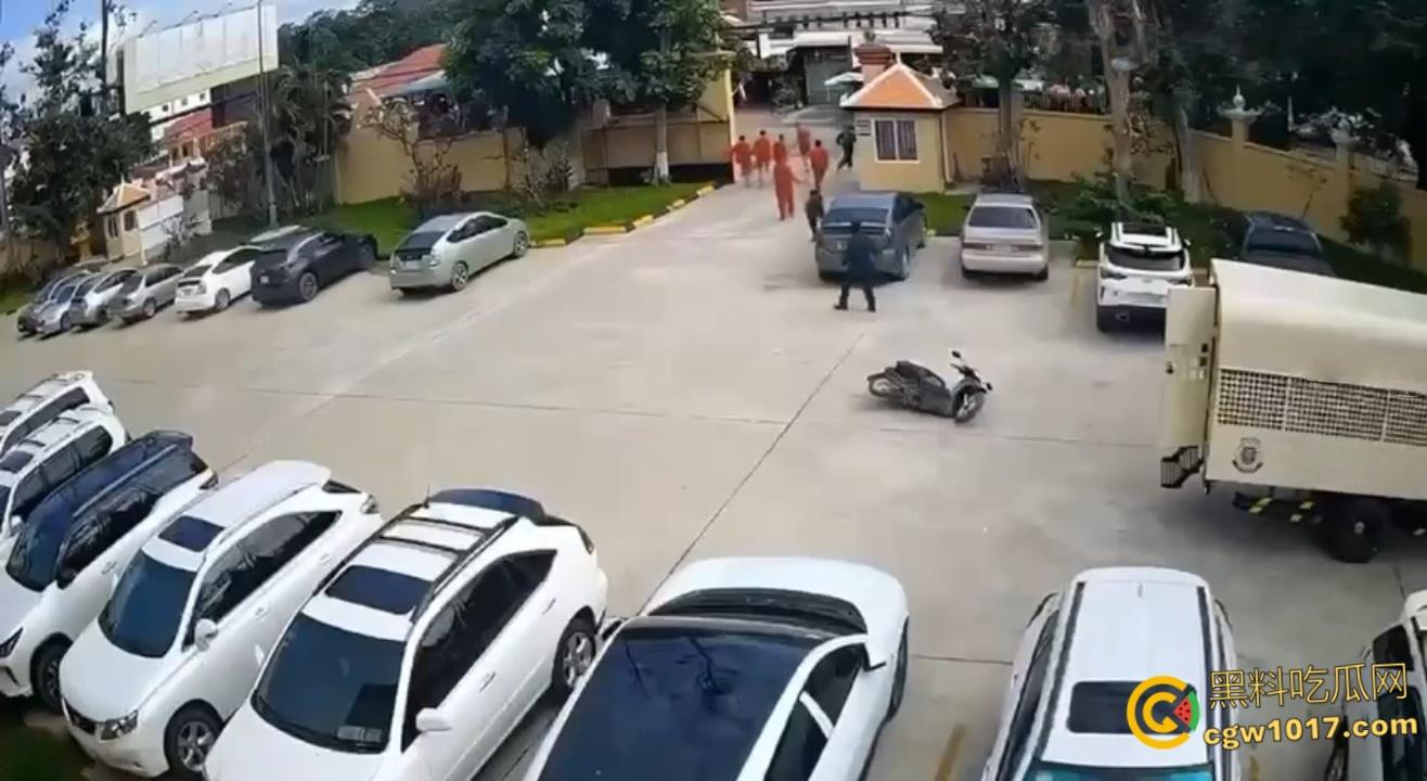 柬埔寨劫法场,黑衣大嫂一人一枪为爱冲锋,递枪救走6名同伴,现在每个大哥心中都有一个越南大嫂梦 ! 第2张 柬埔寨劫法场,黑衣大嫂一人一枪为爱冲锋,递枪救走6名同伴,现在每个大哥心中都有一个越南大嫂梦 ! 第2张