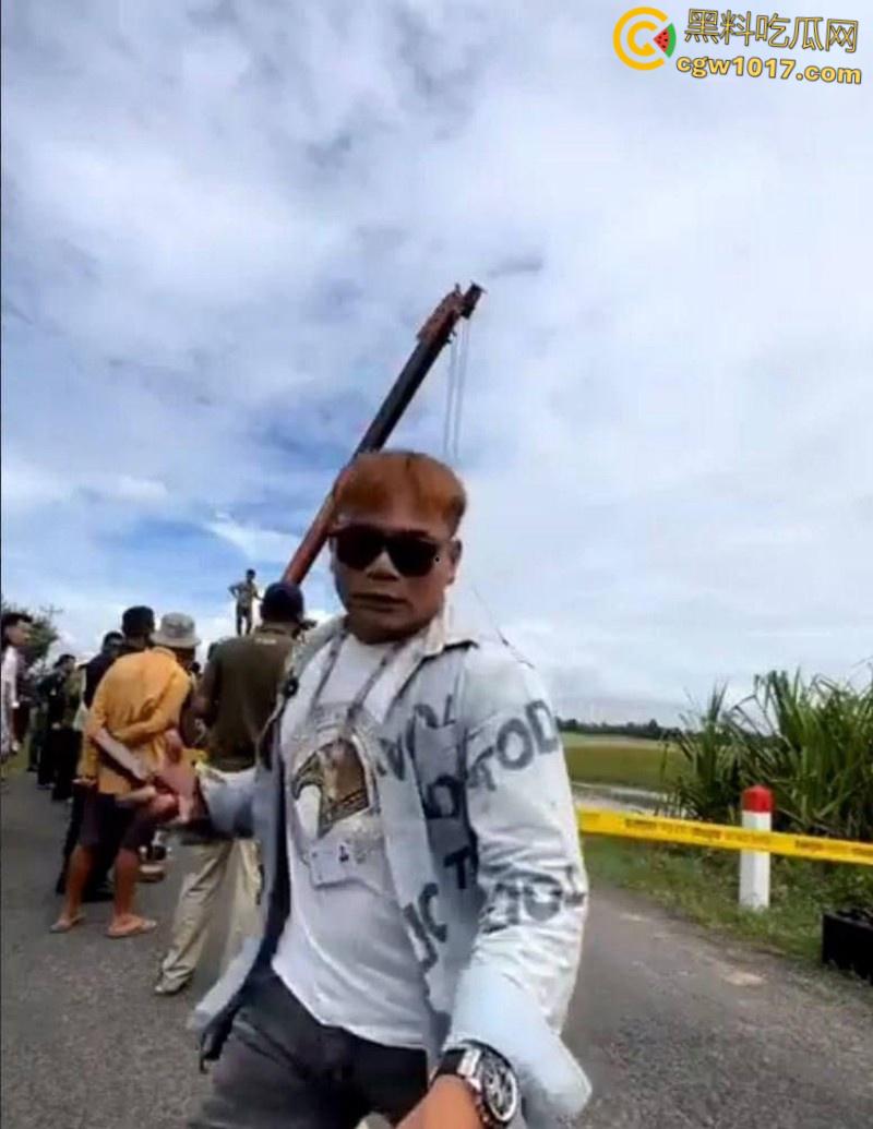 柬埔寨劫法场,黑衣大嫂一人一枪为爱冲锋,递枪救走6名同伴,现在每个大哥心中都有一个越南大嫂梦 ! 第6张 柬埔寨劫法场,黑衣大嫂一人一枪为爱冲锋,递枪救走6名同伴,现在每个大哥心中都有一个越南大嫂梦 ! 第6张