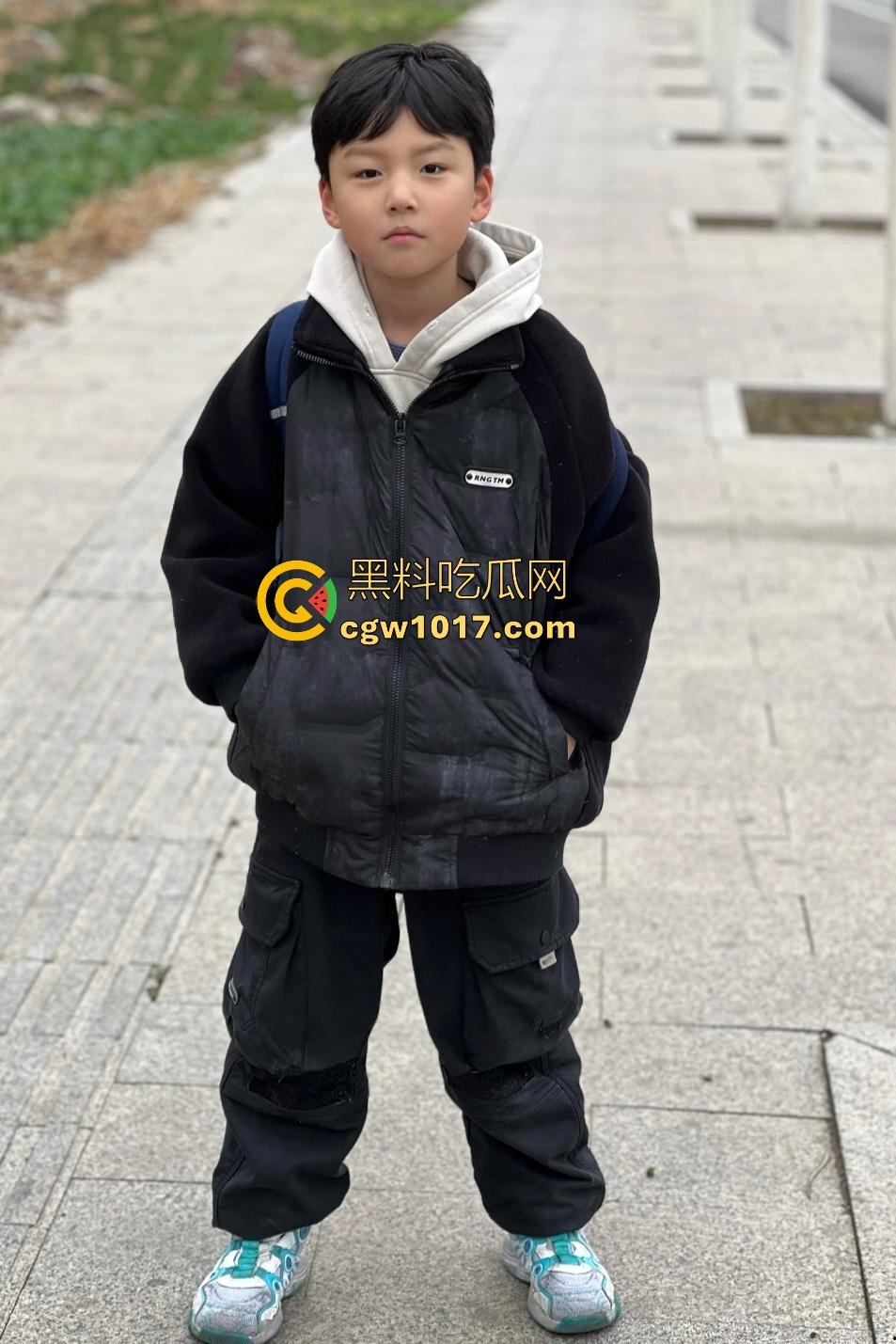 小儿子被妈妈强迫亲脚，隔肉丝亲B搞得老妈还淫叫，被脚压着头去舔还嫌弃，小伙子我劝你别不识好歹？  第2张