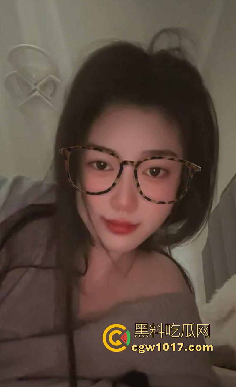 湖南湘潭大学油画系系花【王悦馨】扶腰后入爆操，紧致蜜穴夹裹肉棒顶到花心，被男友操的吐舌爽翻白眼！  第1张