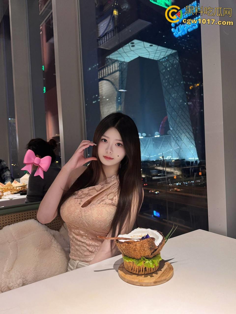 巨乳女儿终于放假了，穿着性感吊带求擦，摸两下就淫水泛滥，蹭蹭不进去还发脾气，被女儿疯狂骑乘缴械内射 ！  第1张