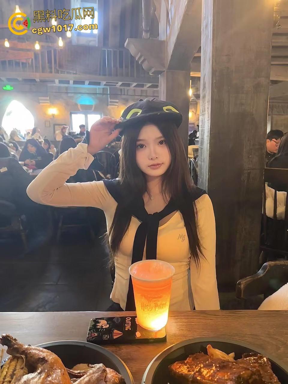 巨乳女儿终于放假了，穿着性感吊带求擦，摸两下就淫水泛滥，蹭蹭不进去还发脾气，被女儿疯狂骑乘缴械内射 ！  第2张