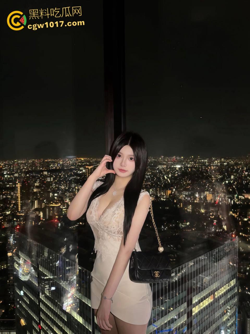 巨乳女儿终于放假了，穿着性感吊带求擦，摸两下就淫水泛滥，蹭蹭不进去还发脾气，被女儿疯狂骑乘缴械内射 ！  第3张