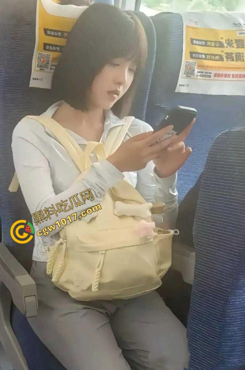 全网爆火高铁短发美少女曝猛料：靠卖片敛财，户外放尿摄人，曲线玲珑身材火辣，吸引无数网友疯狂交流！  第3张