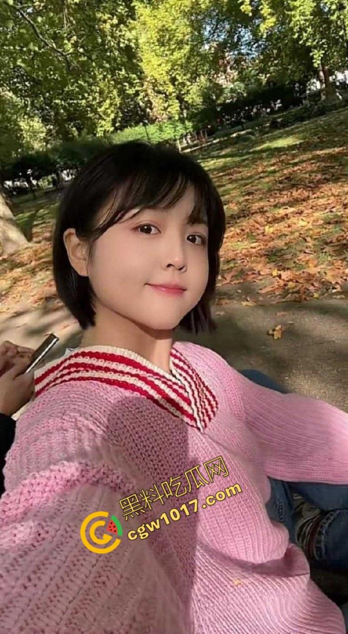 全网爆火高铁短发美少女曝猛料：靠卖片敛财，户外放尿摄人，曲线玲珑身材火辣，吸引无数网友疯狂交流！  第4张