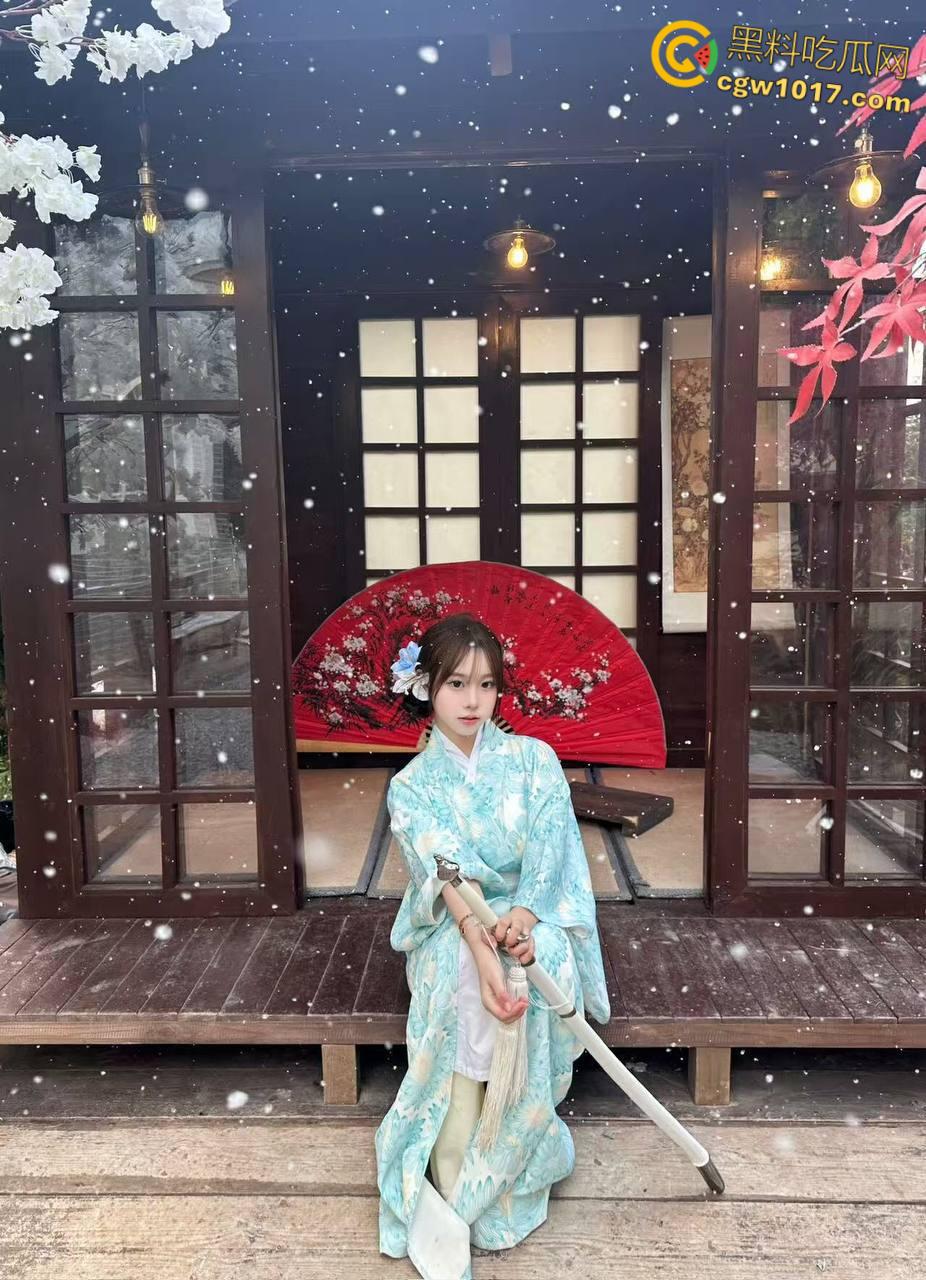 童颜巨乳的表妹来我家做客，刚喝完水就拉着我去开房，大奶子大屁股真是绝了，疯狂骑乘全射在巨乳上面 ！  第1张