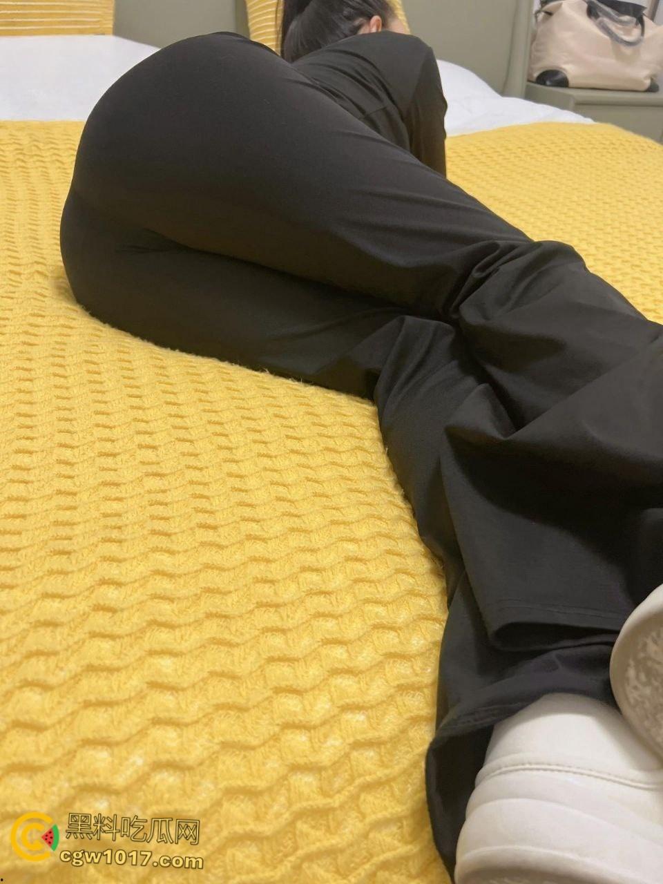 童颜巨乳的表妹来我家做客，刚喝完水就拉着我去开房，大奶子大屁股真是绝了，疯狂骑乘全射在巨乳上面 ！  第4张