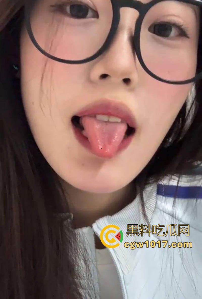 屌大的人优先享受极品御姐！瓜友分享网聊邂逅高挑骚逼，露脸深吞鸡巴，酒店狂野榨精，完事主动拿刮胡刀把逼毛刮了！  第4张