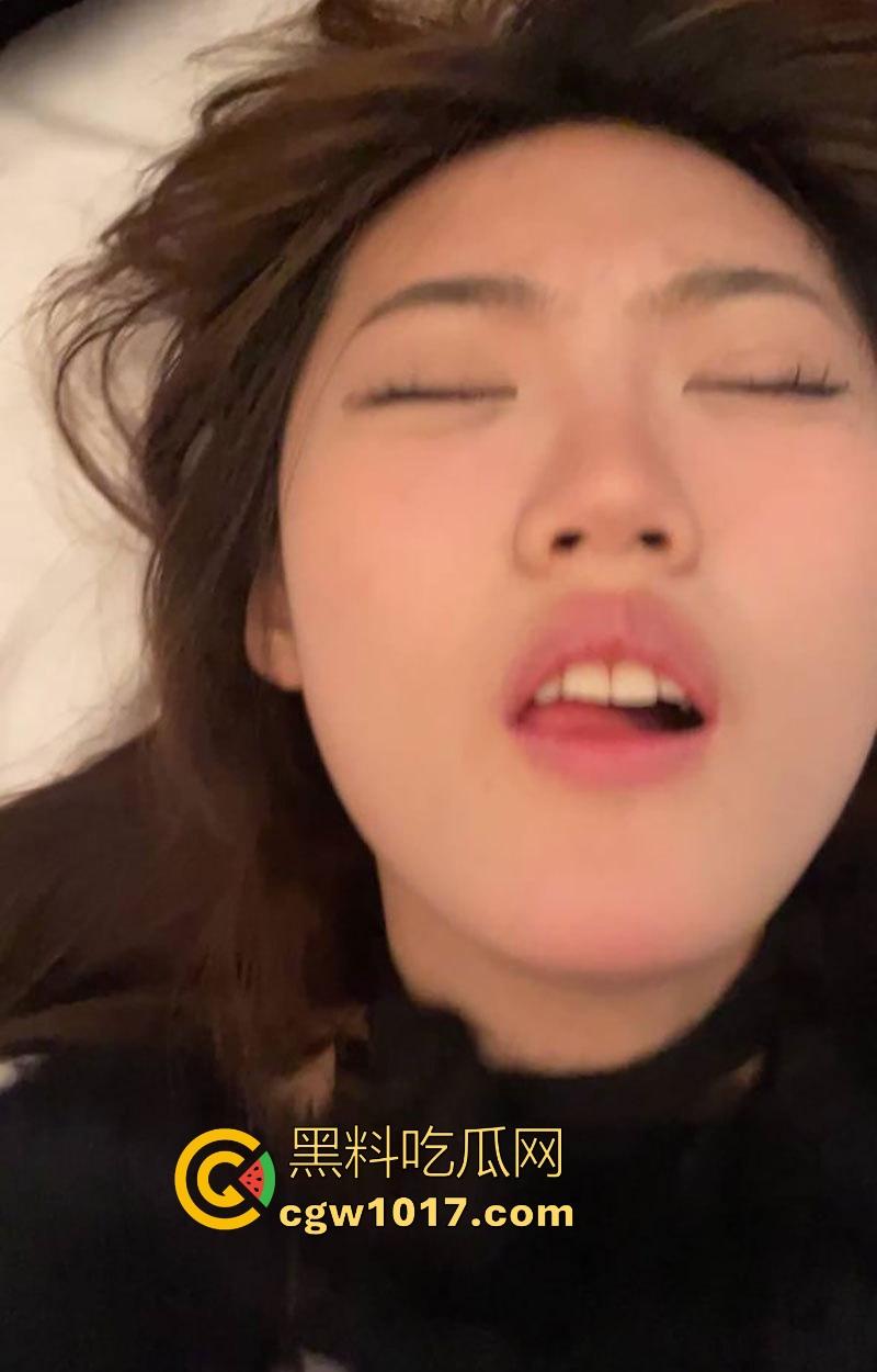 屌大的人优先享受极品御姐！瓜友分享网聊邂逅高挑骚逼，露脸深吞鸡巴，酒店狂野榨精，完事主动拿刮胡刀把逼毛刮了！  第6张