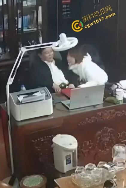 越南宁平海后校领导办公室淫乱大揭秘：校长与众美女狂野博弈！性爱视频曝光，校园内春光无限，道德沦丧！  第4张