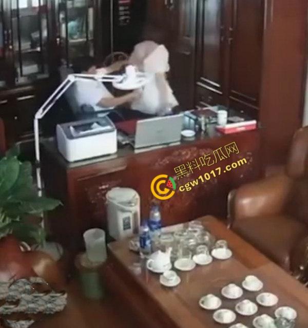 越南宁平海后校领导办公室淫乱大揭秘：校长与众美女狂野博弈！性爱视频曝光，校园内春光无限，道德沦丧！  第6张