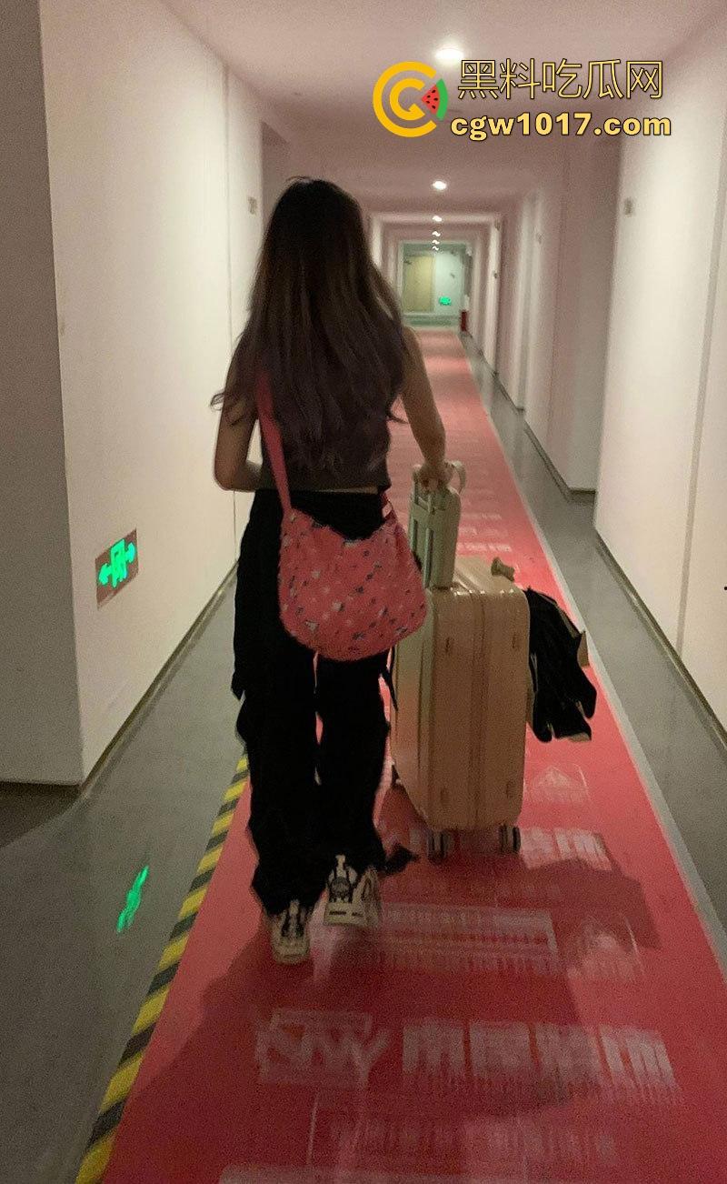 网恋奔现邂逅吞精小妖精【江奕恩】从线上甜蜜到线下开战一步步调教，穿吊带黑丝戴项圈，各种姿势玩到高潮迭起！  第3张