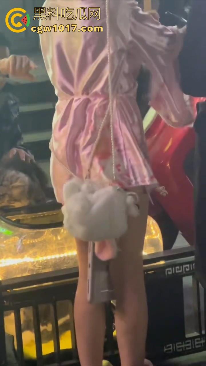 街头偶遇骚逼母狗执行主人的户外任务！齐逼短裙配透明小尾巴内裤，街头大胆露出，小骚逼玩刺激的是吧！  第4张