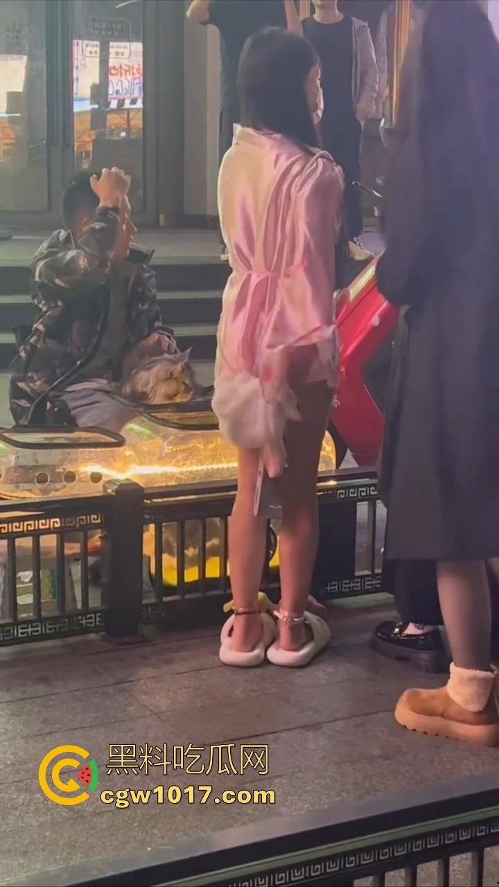 街头偶遇骚逼母狗执行主人的户外任务！齐逼短裙配透明小尾巴内裤，街头大胆露出，小骚逼玩刺激的是吧！  第5张