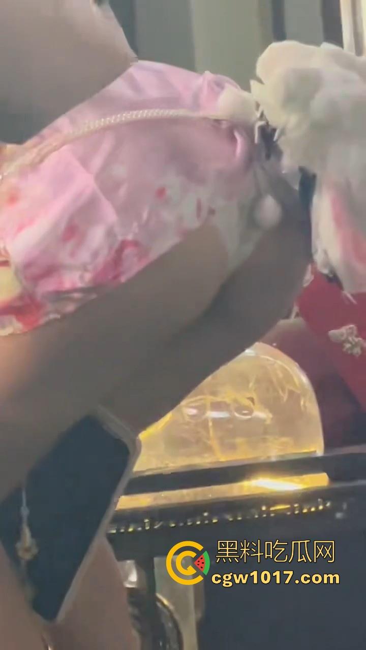 街头偶遇骚逼母狗执行主人的户外任务！齐逼短裙配透明小尾巴内裤，街头大胆露出，小骚逼玩刺激的是吧！  第7张