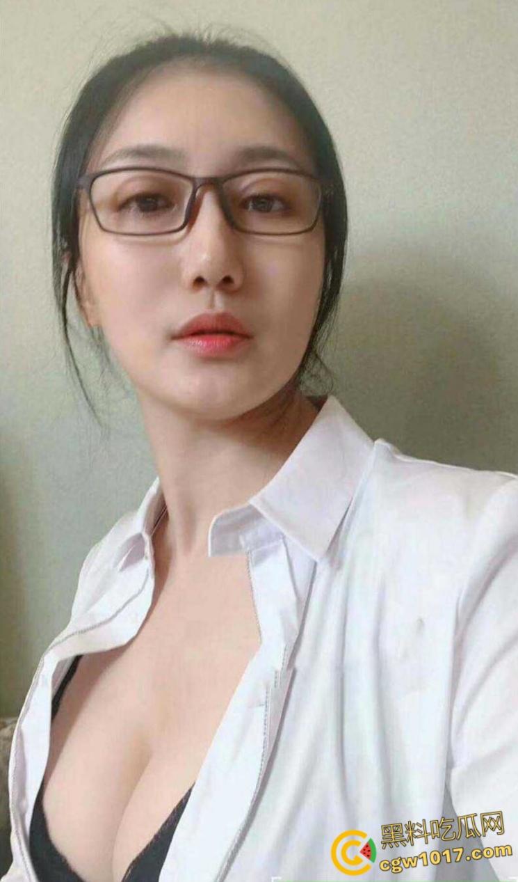 成都会计少妇【王敏洁】,反差眼镜婊下班玩露出打野战,巨乳翘臀穿着包臀裙,在会议室给上司口交 ! 第2张 成都会计少妇【王敏洁】,反差眼镜婊下班玩露出打野战,巨乳翘臀穿着包臀裙,在会议室给上司口交 ! 第2张