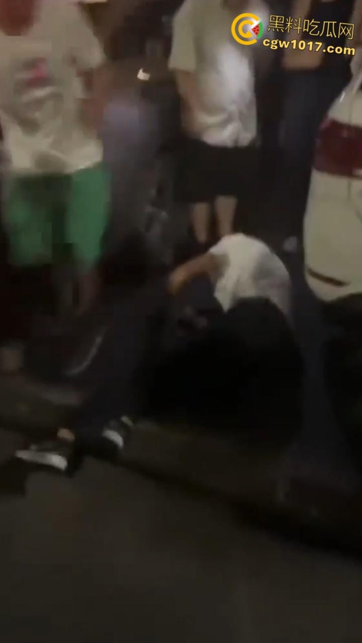 大快人心！眉山市变态每天给小妹妹转二十块钱，时机成熟约小妹妹到线下，被女孩爸爸发现后围堵爆揍！  第7张