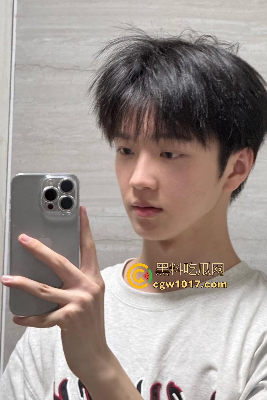 精神小伙睡兄弟对象抓奸现场挨打！偷情女友竟还用剪刀威胁男友，兄弟们气不过直接打小三嘴角出血！  第1张