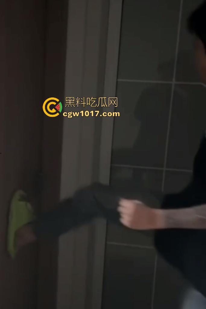 精神小伙睡兄弟对象抓奸现场挨打！偷情女友竟还用剪刀威胁男友，兄弟们气不过直接打小三嘴角出血！  第2张