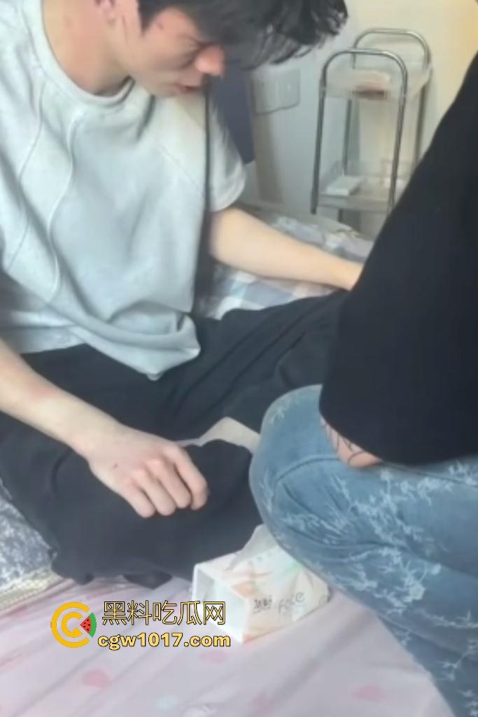 精神小伙睡兄弟对象抓奸现场挨打！偷情女友竟还用剪刀威胁男友，兄弟们气不过直接打小三嘴角出血！  第7张