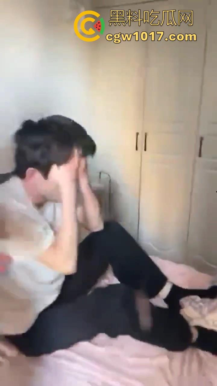 精神小伙上门捉奸！正准备脱裤子开操就遭正牌男友当场捉个正着，拳打脚踢还用菜刀架脖子上！逼没操到被打了一顿！  第3张