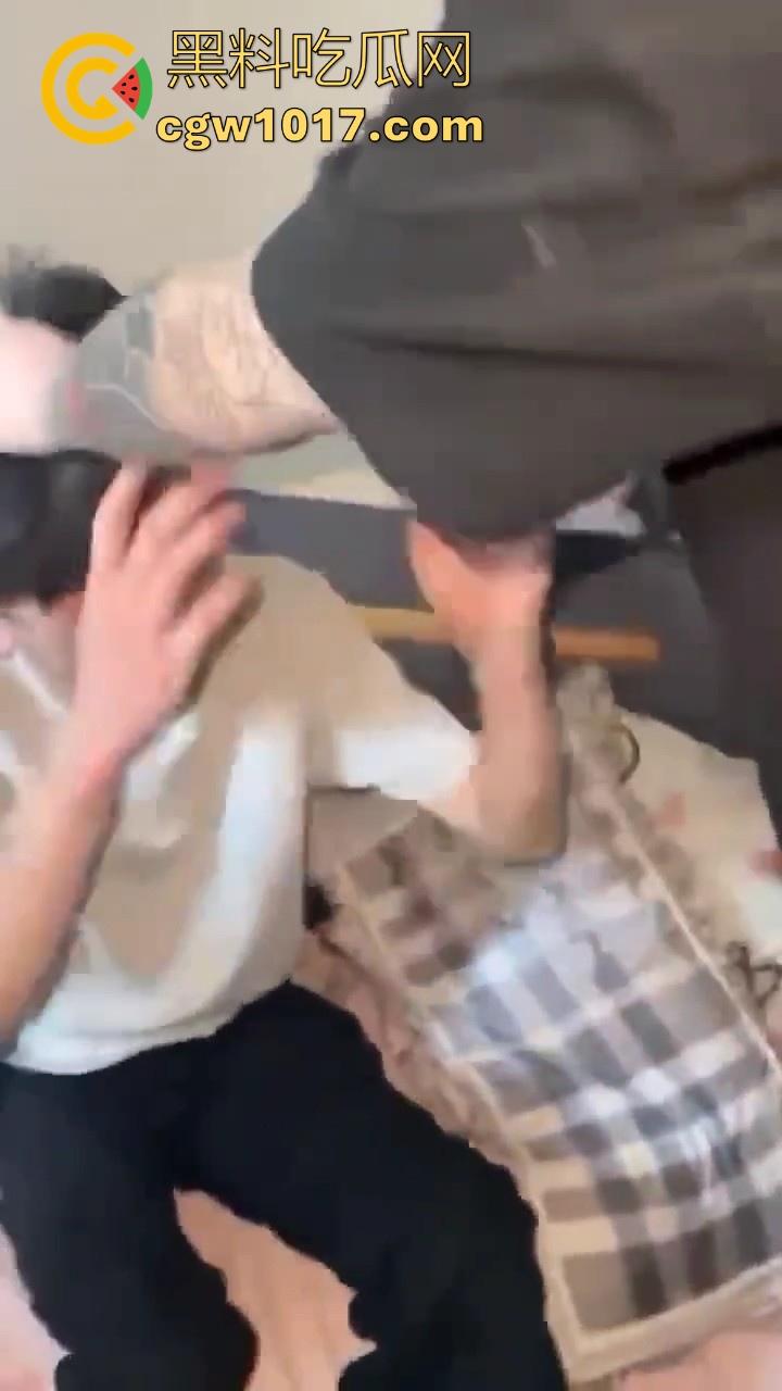 精神小伙上门捉奸！正准备脱裤子开操就遭正牌男友当场捉个正着，拳打脚踢还用菜刀架脖子上！逼没操到被打了一顿！  第4张