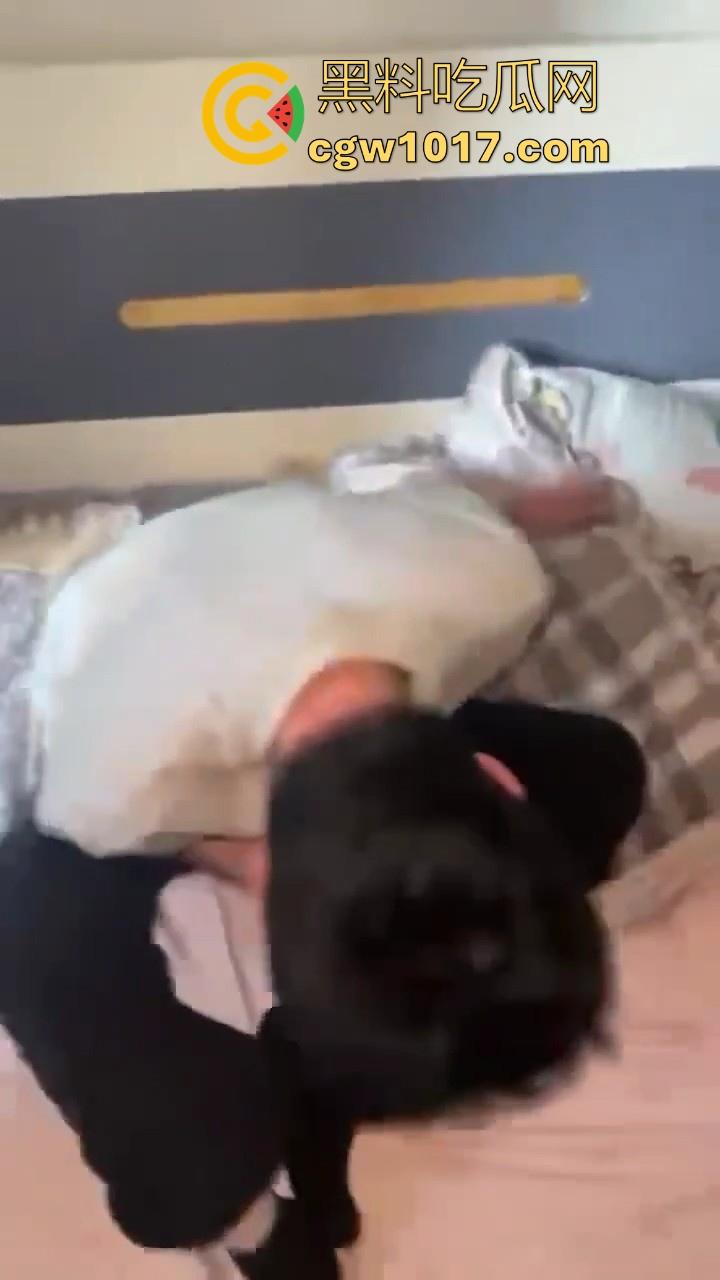 精神小伙上门捉奸！正准备脱裤子开操就遭正牌男友当场捉个正着，拳打脚踢还用菜刀架脖子上！逼没操到被打了一顿！  第5张