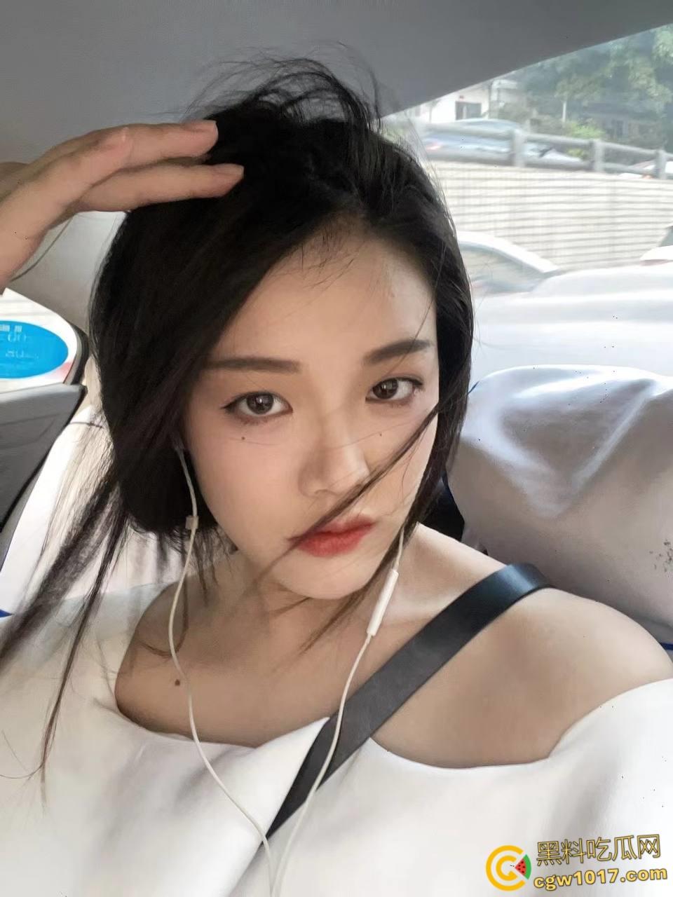 看着沙发上的性感姐姐，撕烂姐姐的丝袜猛吸嫩穴，还把鸡扒强行塞入她的嘴，极品翘臀打桩感十足 ！  第1张