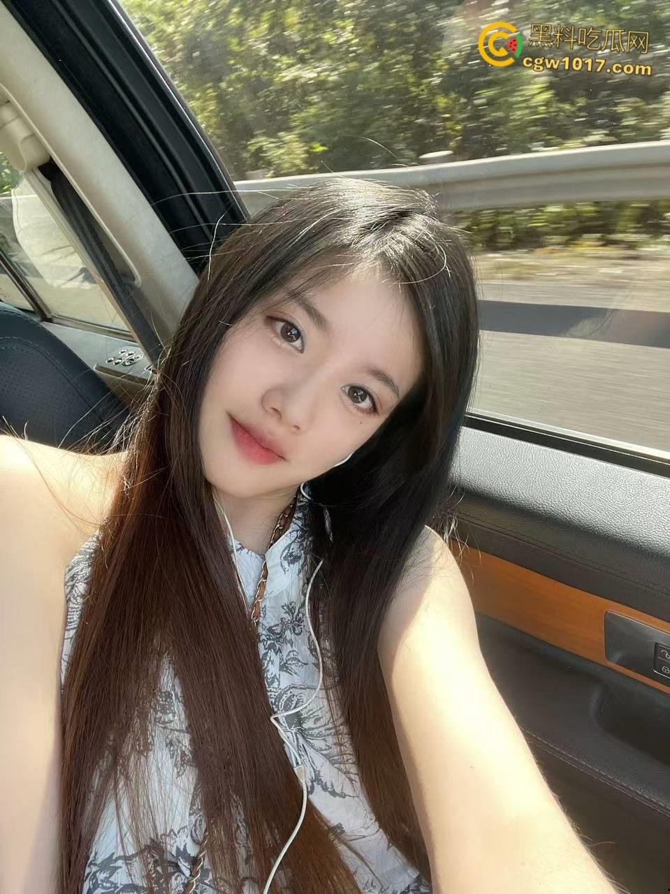 看着沙发上的性感姐姐，撕烂姐姐的丝袜猛吸嫩穴，还把鸡扒强行塞入她的嘴，极品翘臀打桩感十足 ！  第2张