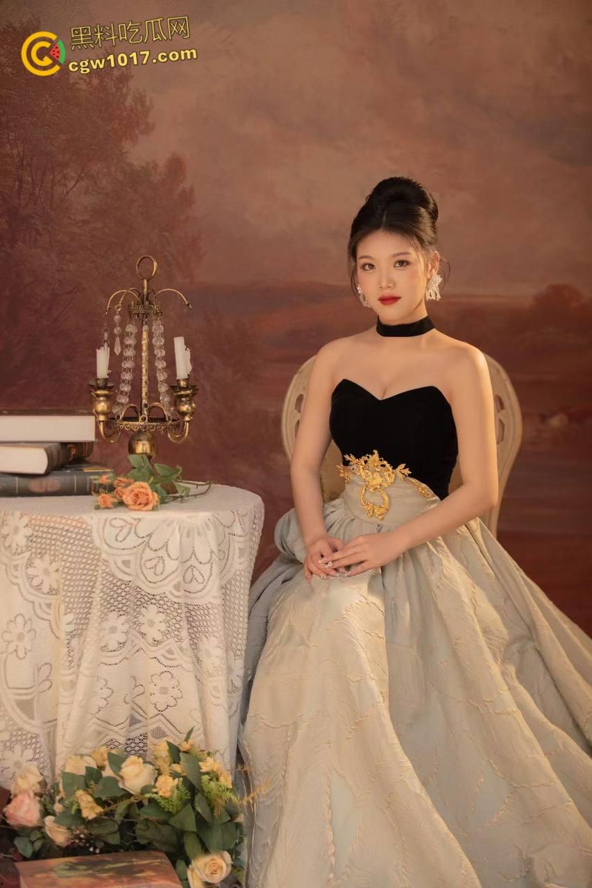 看着沙发上的性感姐姐，撕烂姐姐的丝袜猛吸嫩穴，还把鸡扒强行塞入她的嘴，极品翘臀打桩感十足 ！  第3张