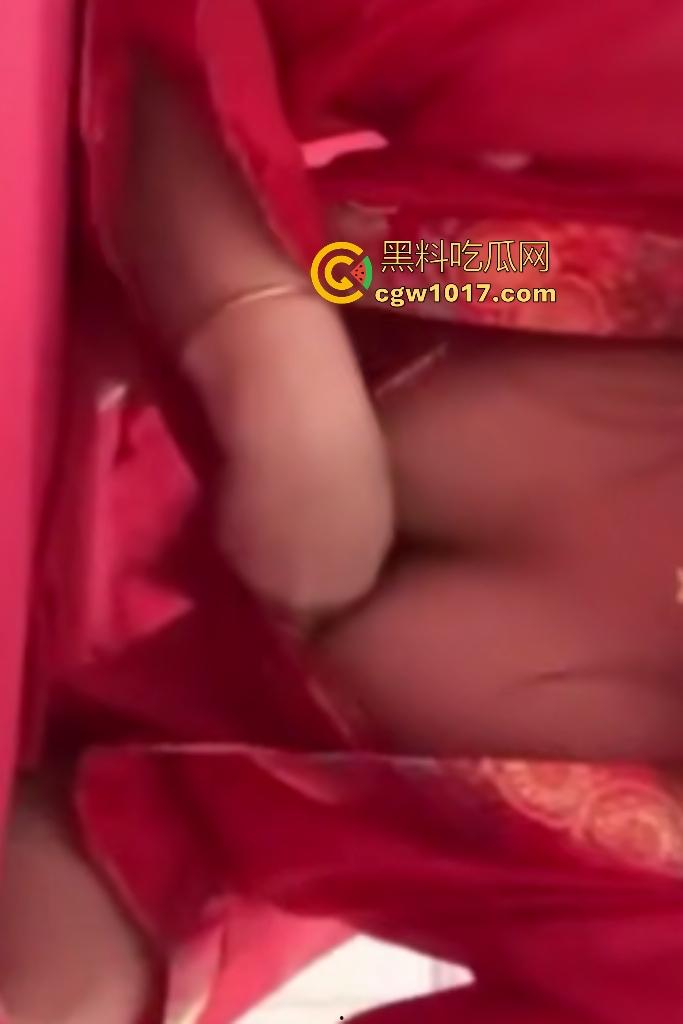 抖音四川妹子【香菜圆子】榨精视频！反差人设拉满穿红色新娘衣自摸奶子，不知道金主得射多少次哦！  第7张