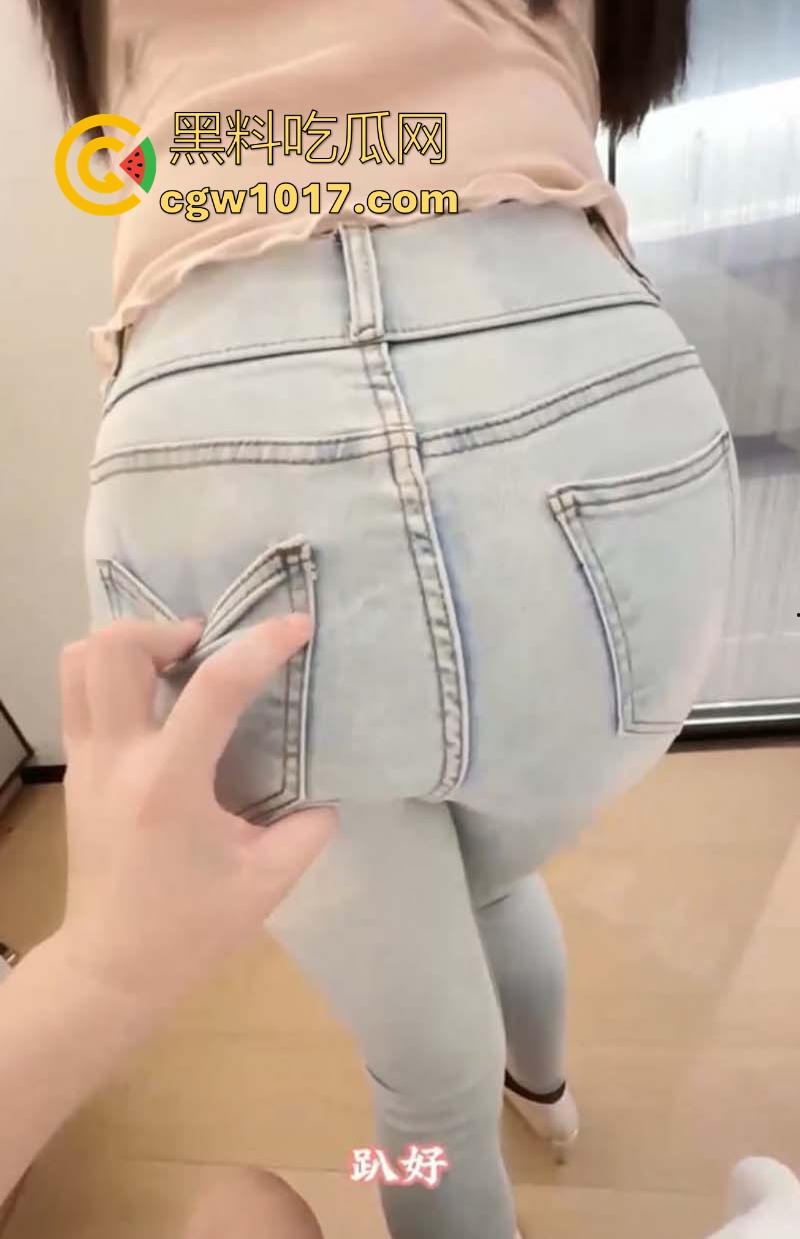 忽悠自己亲姐姐开房，蒙上姐姐眼睛中途换人偷操，全程无套内射，射完无缝衔接继续操，玩的就是心跳！  第2张