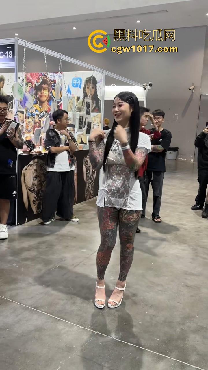 好女孩全覆盖 ？全身纹满阴唇边也是，人体活招牌，看着就有感觉的符文战士，她真的想给我们看全部！  第6张