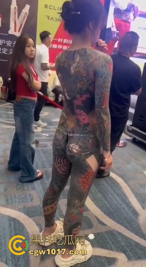 好女孩全覆盖 ？全身纹满阴唇边也是，人体活招牌，看着就有感觉的符文战士，她真的想给我们看全部！  第9张