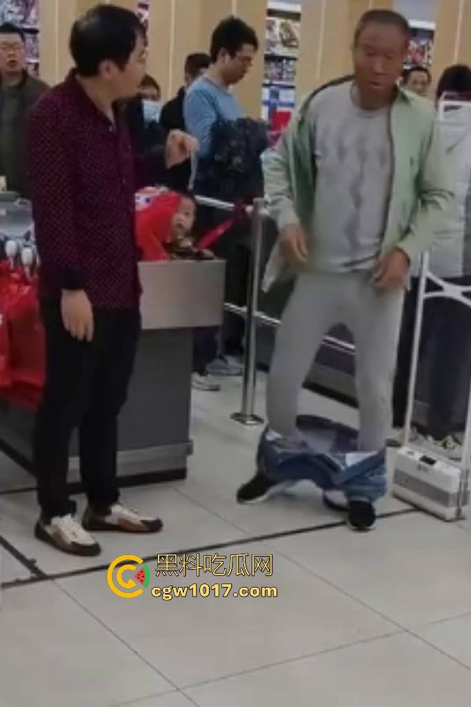 河北超市机器响工作人员逼老人脱光自证清白，还要搜身，这太过分了，大爷说“骗我脱完就不管了”？  第4张